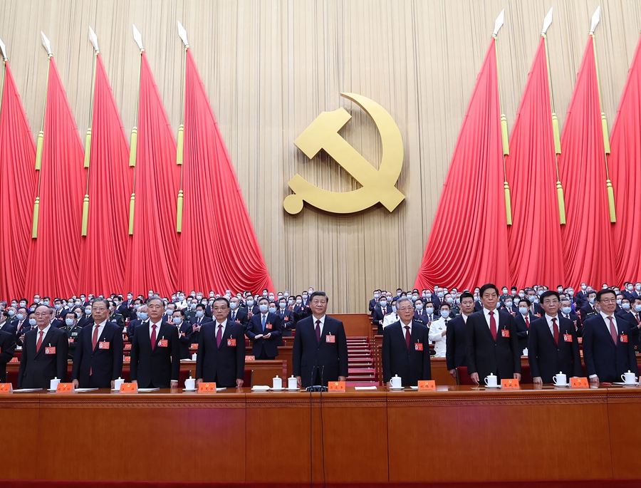 10月22日，中国共产党第二十次全国代表大会在北京人民大会堂胜利闭幕。这是习近平、李克强、栗战书、汪洋、王沪宁、赵乐际、韩正、王岐山、胡锦涛在主席台上。